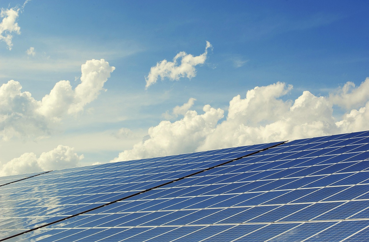 Kodėl verta įsirengti saulės elektrinę? Švari Energija patarimai