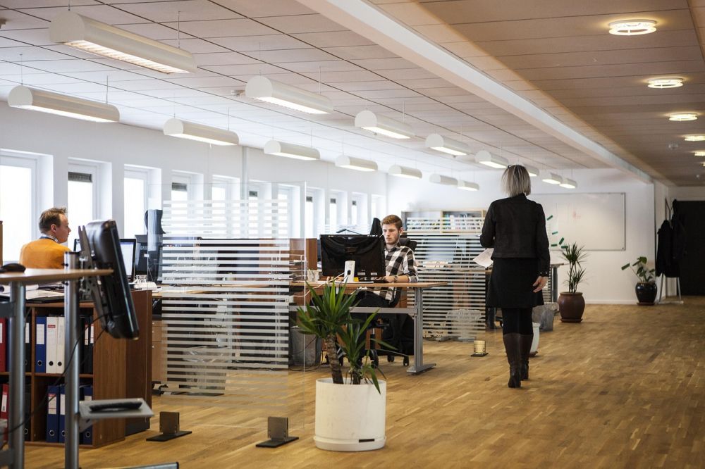 Komunaliniai mokesčiai verslo centre: kur dingsta pinigai ir kaip nepermokėti už koridorius?